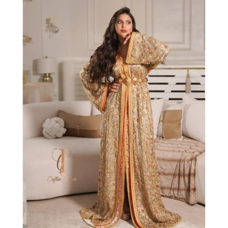 Caftan de luxe brodé doré et rouge par caftan_ikram_ |📍Tétouan, Maroc