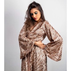 Caftan en sequins dorés – Prestige impérial par Caftanium |📍Casablanca, Maroc
