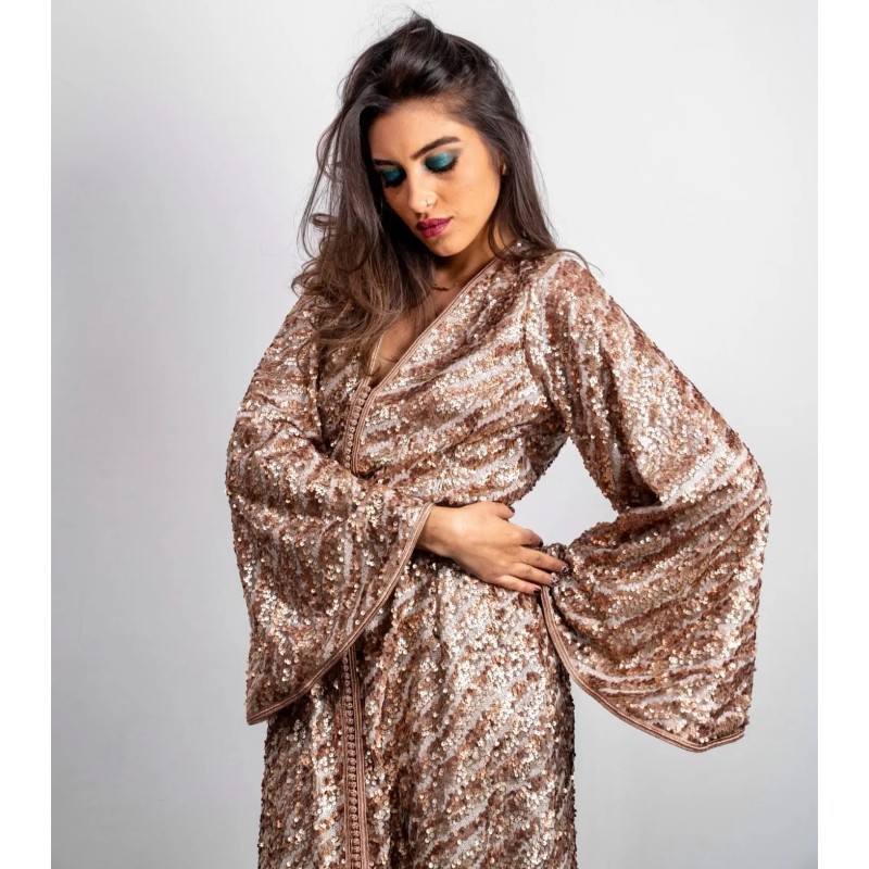 Caftan en sequins dorés – Prestige impérial par Caftanium |📍Casablanca, Maroc Caftan en sequins dorés – Prestige impérial par Caftanium |📍Casablanca, Maroc