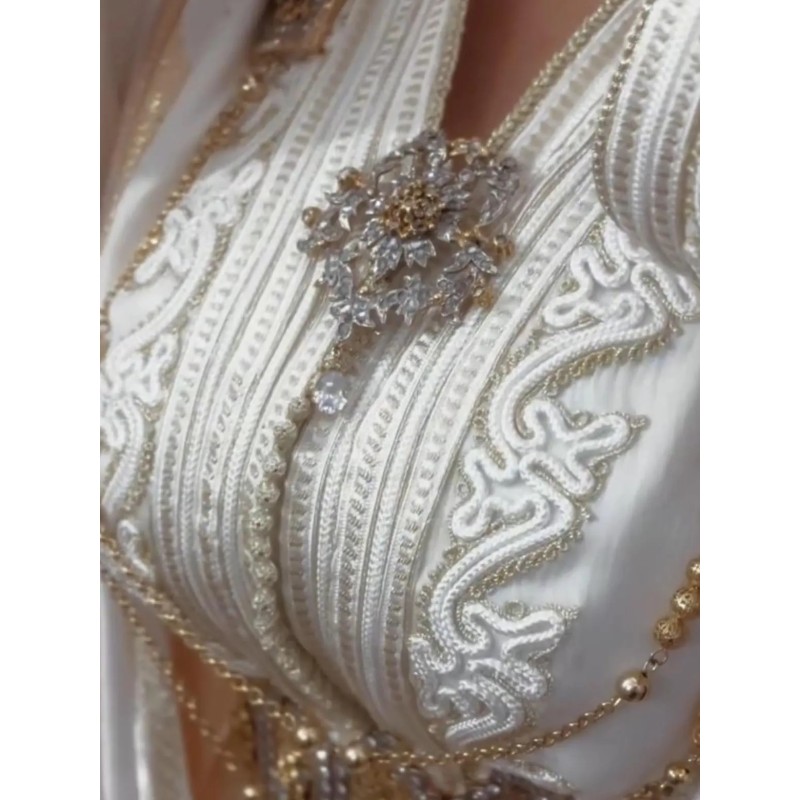 Caftan blanc et doré brodé main par Caftanium |📍Casablanca, Maroc 🇲🇦
