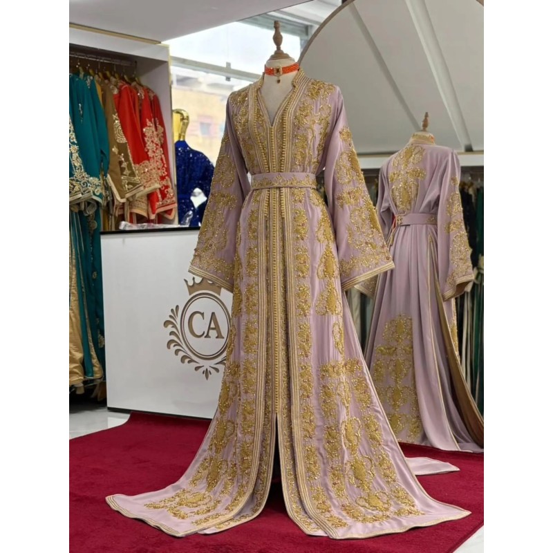 Caftan de velours marron par Nabil Caftan |📍Meknès, Maroc Caftan de velours marron par Nabil Caftan |📍Meknès, Maroc