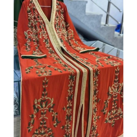 Caftan rouge brodé or et vert par Nabil Caftan |📍Meknès, Maroc 🇲🇦