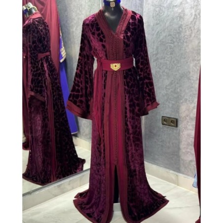 Caftan de velours bordeaux par Nabil Caftan |📍 Meknès, Maroc