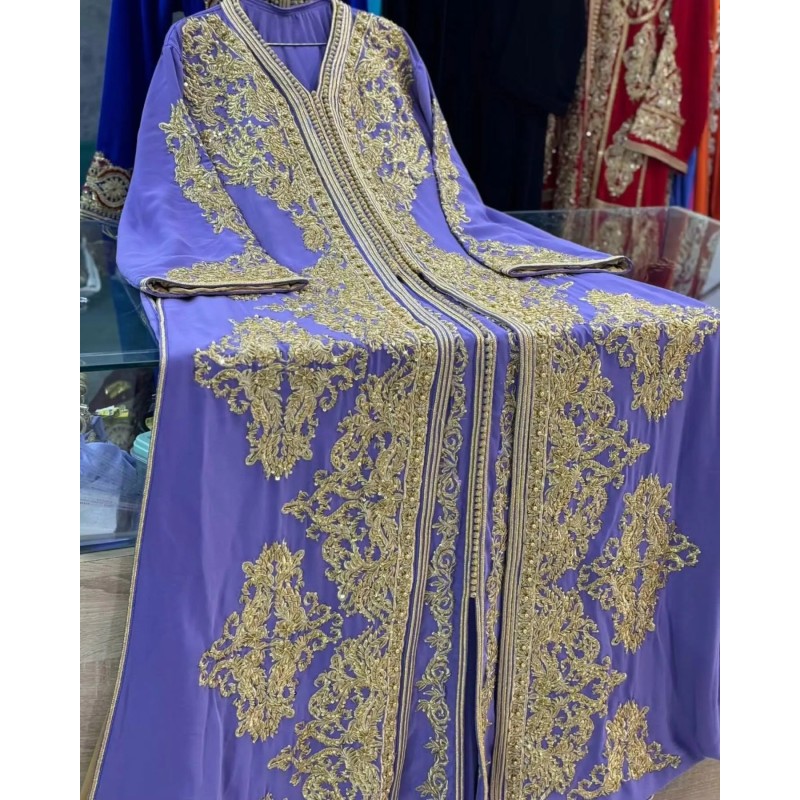 Caftan violet brodé or par Nabil Caftan |📍Meknès, Maroc Caftan violet brodé or par Nabil Caftan |📍Meknès, Maroc