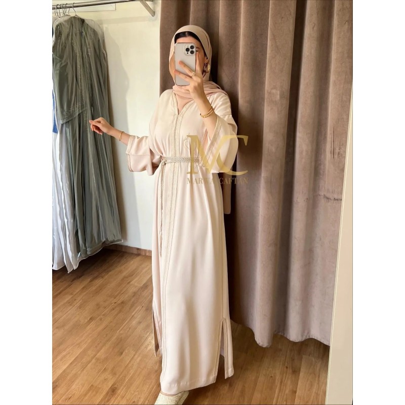 Élégant caftan beige en soie par Marwa_Caftan |📍Mohammédia, Maroc 🇲🇦 Élégant caftan beige en soie par Marwa_Caftan |📍Mohammédia, Maroc 🇲🇦