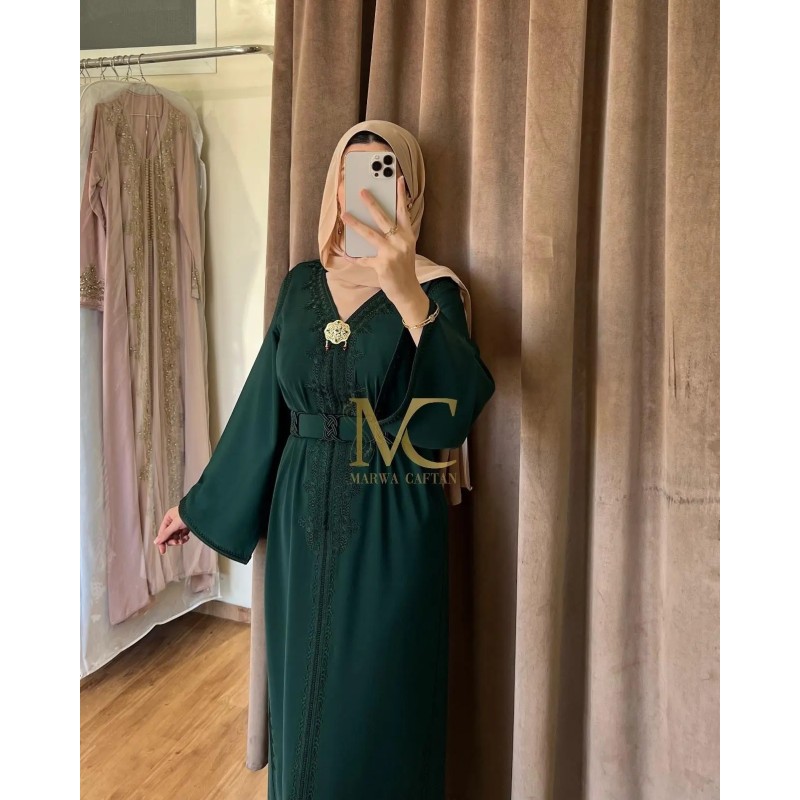 Caftan vert émeraude brodé avec ceinture ornée par Marwa_Caftan |📍Mohammédia, Maroc Caftan vert émeraude brodé avec ceinture ornée par Marwa_Caftan |📍Mohammédia, Maroc