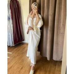 Caftan satin blanc et détails dorés par Marwa_Caftan |📍Mohammédia, Maroc