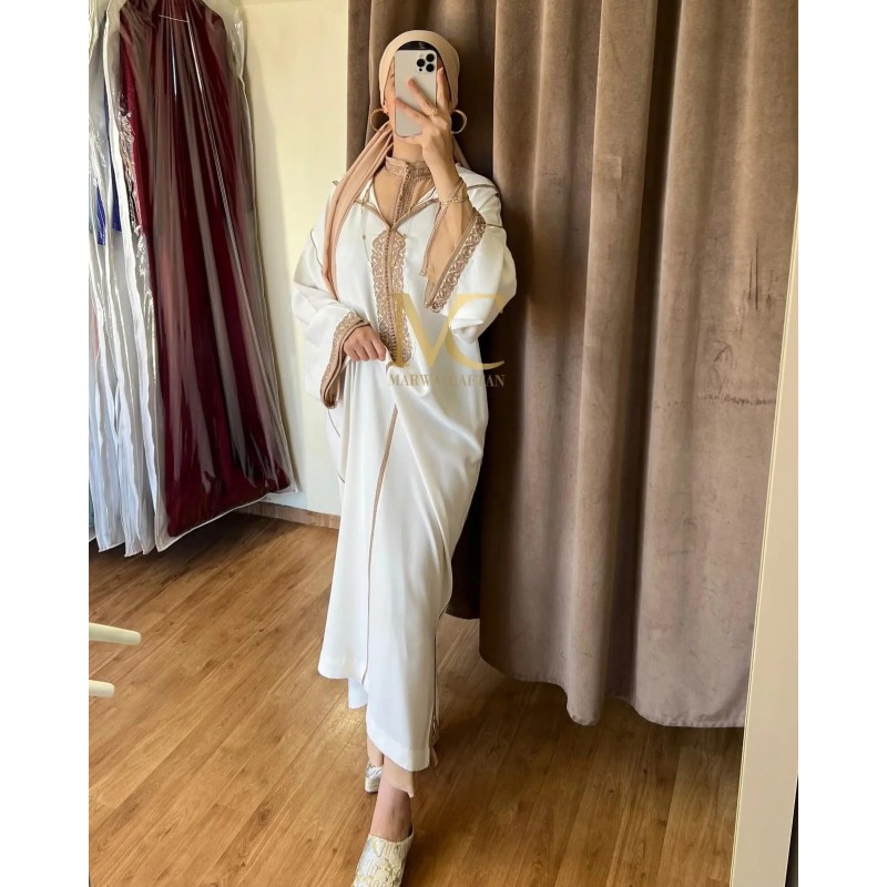Caftan satin blanc et détails dorés par Marwa_Caftan |📍Mohammédia, Maroc