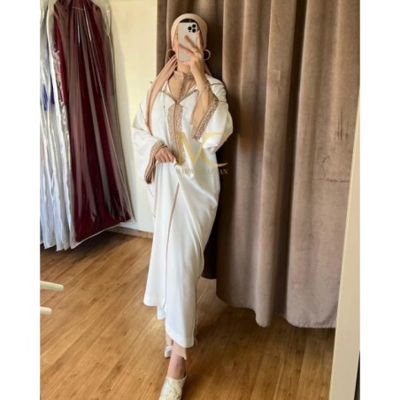 Caftan satin blanc et détails dorés par Marwa_Caftan |📍Mohammédia, Maroc
