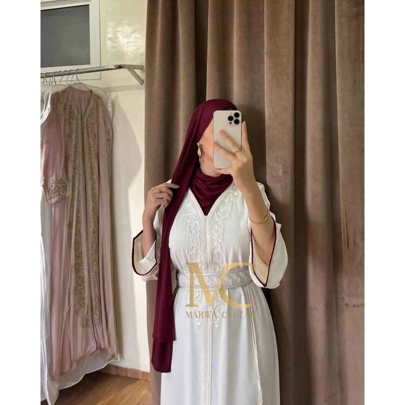 Caftan blanc et bordeaux par Marwa_Caftan |📍Mohammédia, Maroc 🇲🇦 Caftan blanc et bordeaux par Marwa_Caftan |📍Mohammédia, Maroc 🇲🇦
