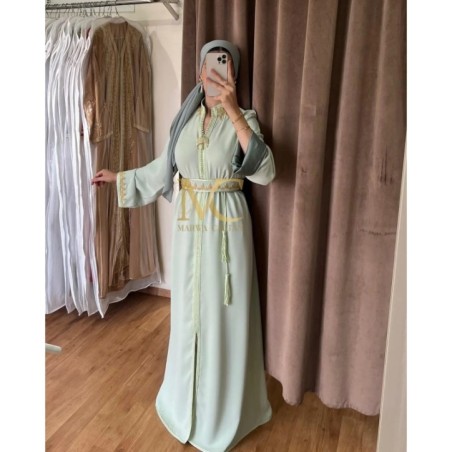 Caftan vert d'eau en soie avec broderies dorées par Marwa_Caftan |📍Mohammédia, Maroc