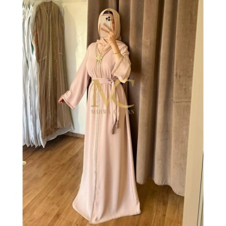 Élégant caftan en satin rose poudré par Marwa_Caftan |📍Mohammédia, Maroc 🇲🇦
