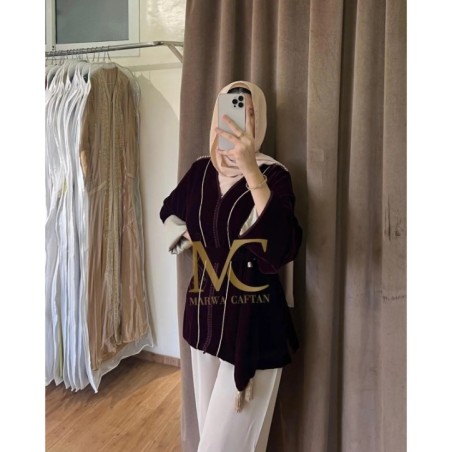 Caftan de velours bordeaux avec détails blancs par Marwa_Caftan |📍Mohammédia, Maroc