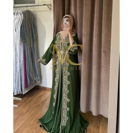 Caftan vert en soie avec broderie dorée par Marwa_Caftan |📍Mohammédia, Maroc