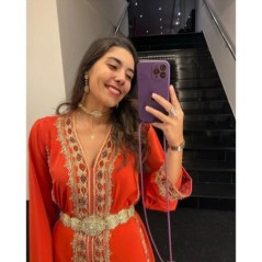 Caftan rouge et doré brodé à la main par Marwa_Caftan |📍Mohammédia, Maroc 🇲🇦