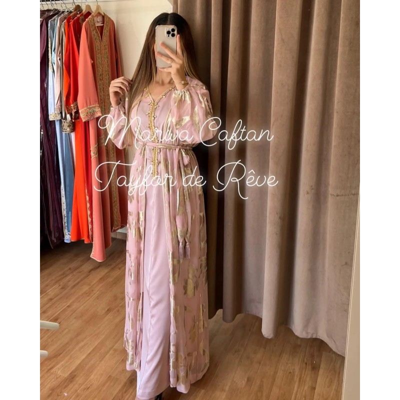 Caftan rose poudré et doré en satin par Marwa_Caftan |📍Mohammédia, Maroc