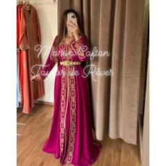 Caftan fuchsia en velours avec broderies dorées par Marwa_Caftan |📍Mohammédia, Maroc