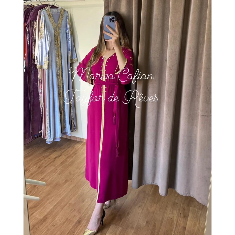 Caftan fuchsia avec broderies dorées par Marwa_Caftan |📍Mohammédia, Maroc 🇲🇦 Caftan fuchsia avec broderies dorées par Marwa_Caftan |📍Mohammédia, Maroc 🇲🇦