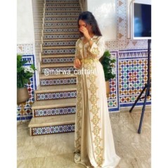 Caftan de luxe en satin beige et détails dorés par Marwa_Caftan |📍Mohammédia, Maroc