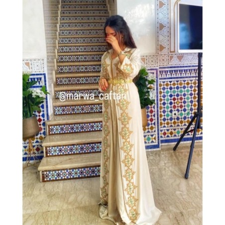 Caftan de luxe en satin beige et détails dorés par Marwa_Caftan |📍Mohammédia, Maroc