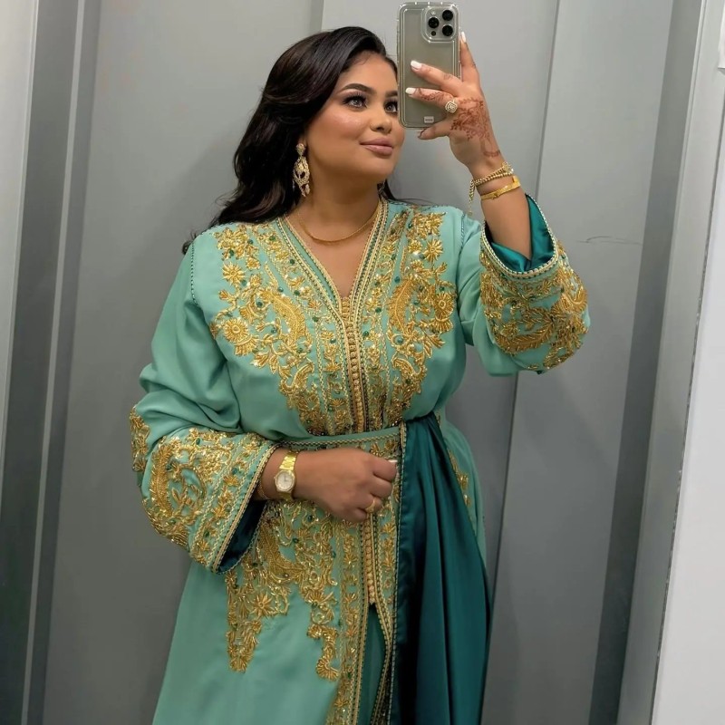 Caftan en soie vert émeraude et or par Caftanium |📍Casablanca, Maroc Caftan en soie vert émeraude et or par Caftanium |📍Casablanca, Maroc