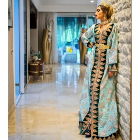 Caftan bleu ciel en velours et soie brodée par Caftanium |📍Casablanca, Maroc