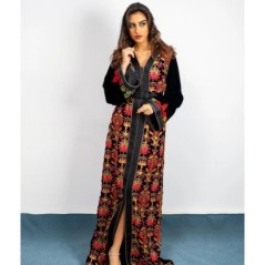 Caftan de velours noir brodé par Caftanium |📍 Casablanca, Maroc