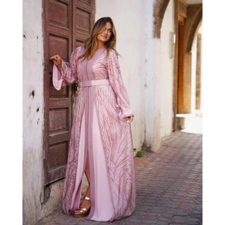 Caftan rose poudré par Caftanium |📍Casablanca, Maroc