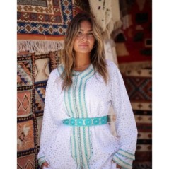 Caftan en dentelle blanche et turquoise par Caftanium |📍Casablanca, Maroc 🇲🇦