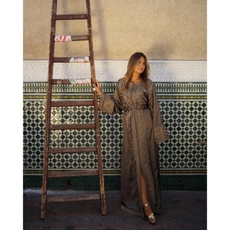 Caftan gris taupe et doré par Caftanium |📍Casablanca, Maroc