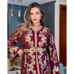 Caftan bordeaux et doré brodé main par Caftanium |📍Casablanca, Maroc 🇲🇦