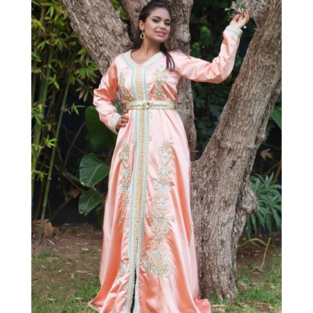 Caftan en soie saumon par Caftanium |📍Casablanca, Maroc 🇲🇦