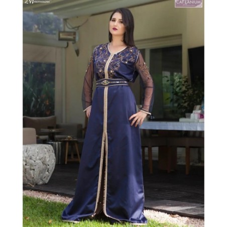 Caftan bleu nuit brodé par Caftanium |📍Casablanca, Maroc