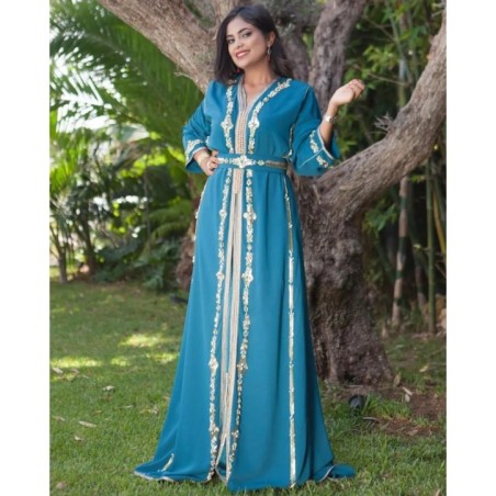 Caftan bleu orné de broderies dorées par Caftanium |📍Casablanca, Maroc 🇲🇦