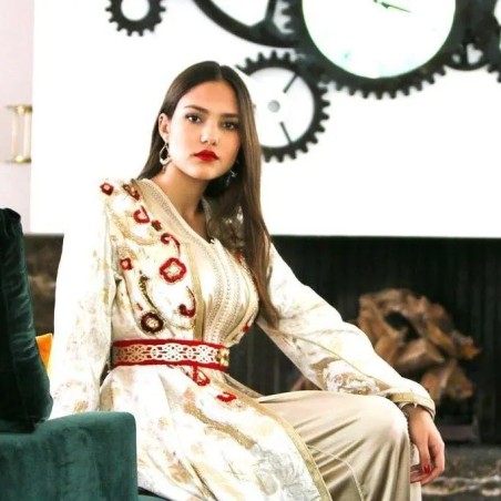 Caftan de luxe brodé à la main par Caftanium |📍Casablanca, Maroc