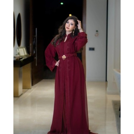 Caftan bordeaux en mousseline de soie par Location Caftan d'Or |📍Casablanca, Maroc 🇲🇦