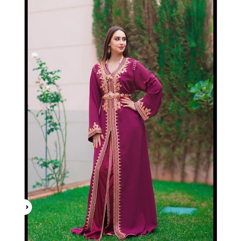 Caftan prune et doré avec broderies par Location Caftan d'Or |📍Casablanca, Maroc
