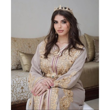 Caftan beige et doré brodé main par Location Caftan d'Or |📍Casablanca, Maroc 🇲🇦