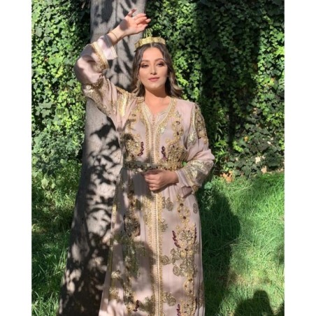 Caftan beige et doré par Location Caftan d'Or |📍Casablanca, Maroc 🇲🇦