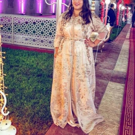 Caftan beige et doré en organza et soie par Location Caftan d'Or |📍Casablanca, Maroc 🇲🇦