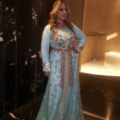 Caftan bleu ciel brodé de motifs dorés par Location Caftan d'Or |📍Casablanca, Maroc