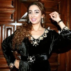 Caftan de velours noir orné de pierres par Location Caftan d'Or |📍Casablanca, Maroc 🇲🇦