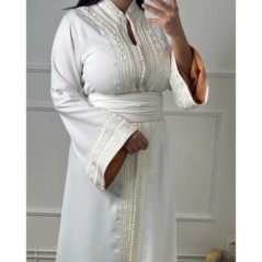 Caftan blanc finement brodé par Caftan_industry |📍Drancy, France