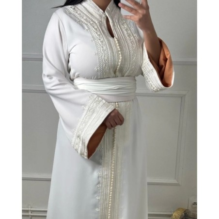 Caftan blanc finement brodé par Caftan_industry |📍Drancy, France